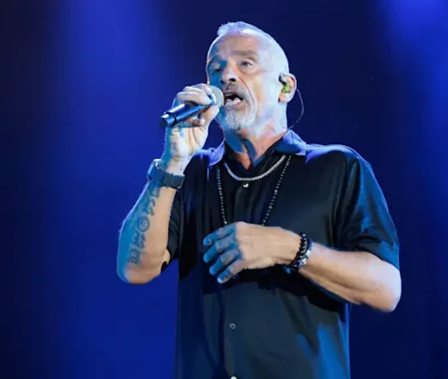 Eros Ramazzotti cantando en directo durante un concierto