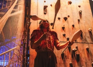Artista en escena de acrobacia de Neverland
