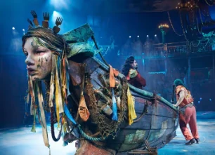 Escena fantástica con personajes y barco en Neverland